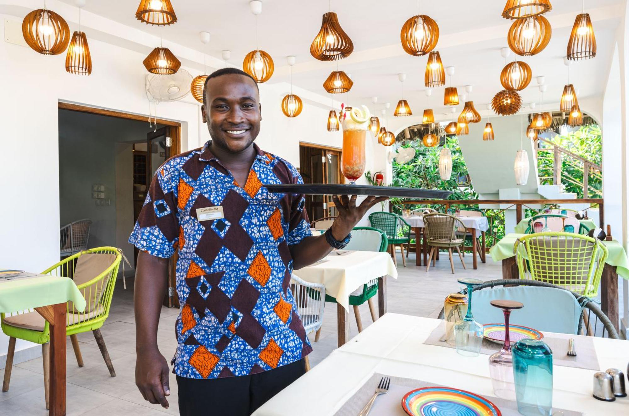 Zanzibella Hotel & Spa Kiwengwa (Zanzibar) Exterior foto A waiter at a restaurant in Ghana