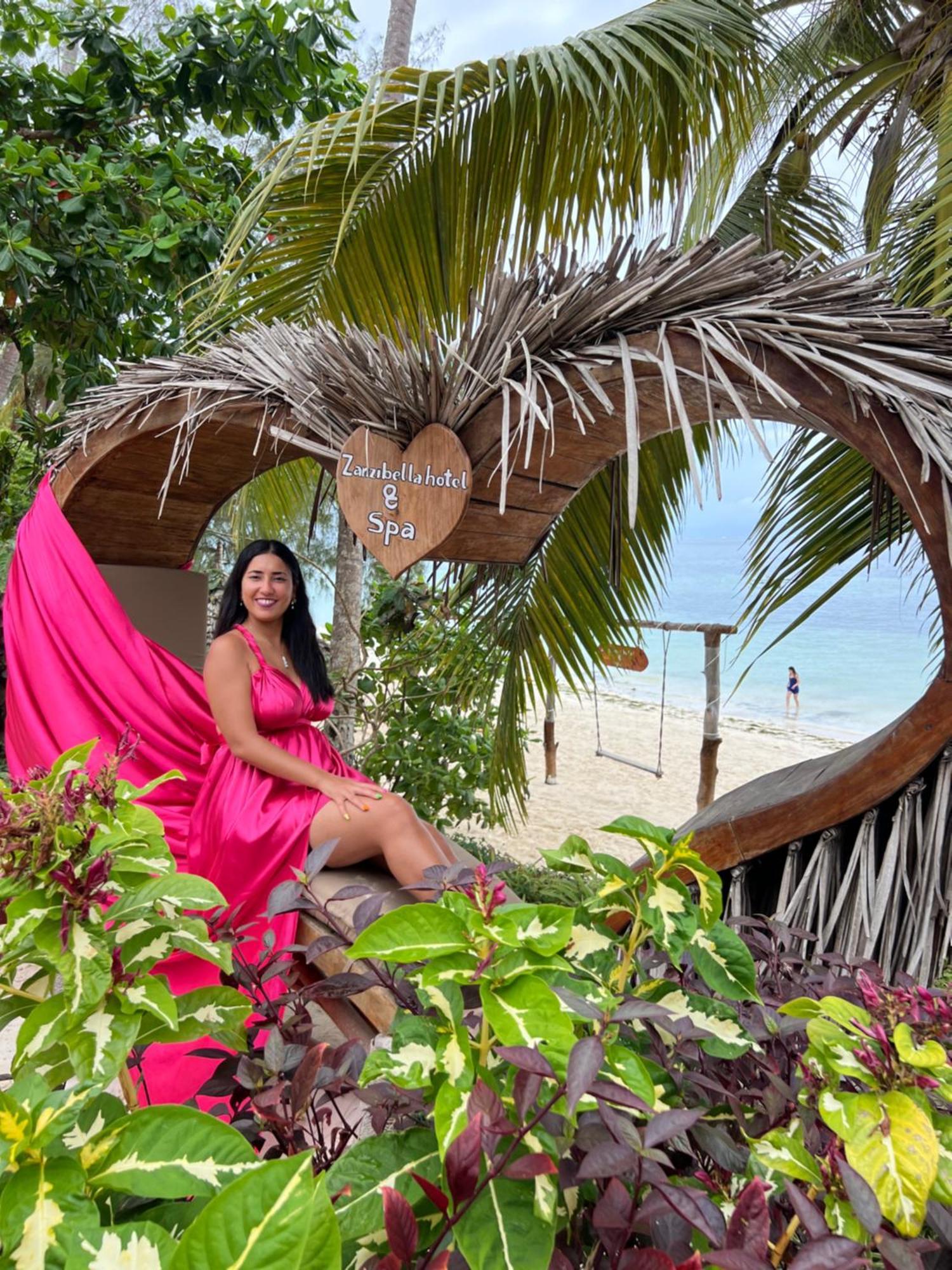 Zanzibella Hotel & Spa Kiwengwa (Zanzibar) Exterior foto A tourist at the beach